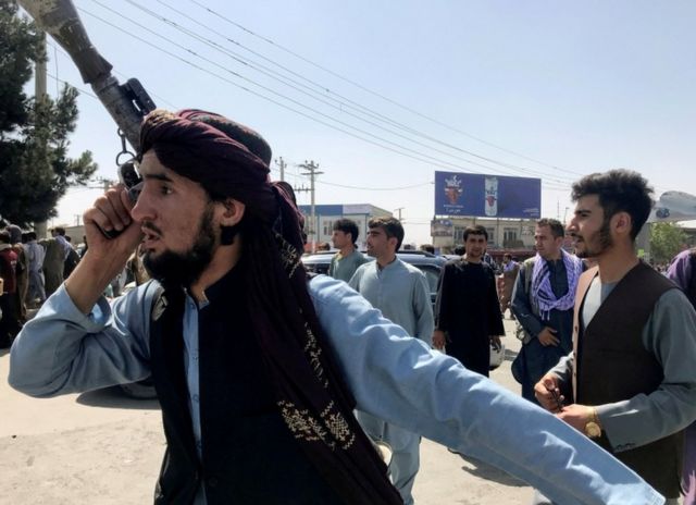 Một tay súng Taliban bên ngoài sân bay Kabul hồi đầu tuần này