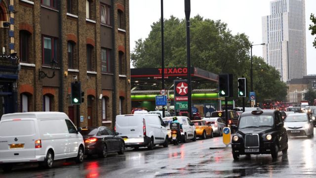 Xếp hàng bên ngoài trạm xăng Texaco ở London