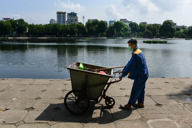 Người lao động được trợ giúp nhỏ giọt trong khi tiền chất đống ở quỹ bảo hiểm thất nghiệp