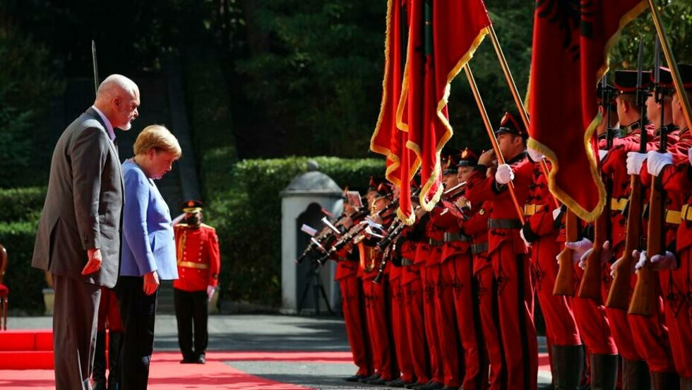 Thủ tướng Đức Angela Merkel được đồng nhiệm Albani Edi Rama đón tiếp tại Điện Brigades ở Tirana, Albani, ngày 14/09/2021.