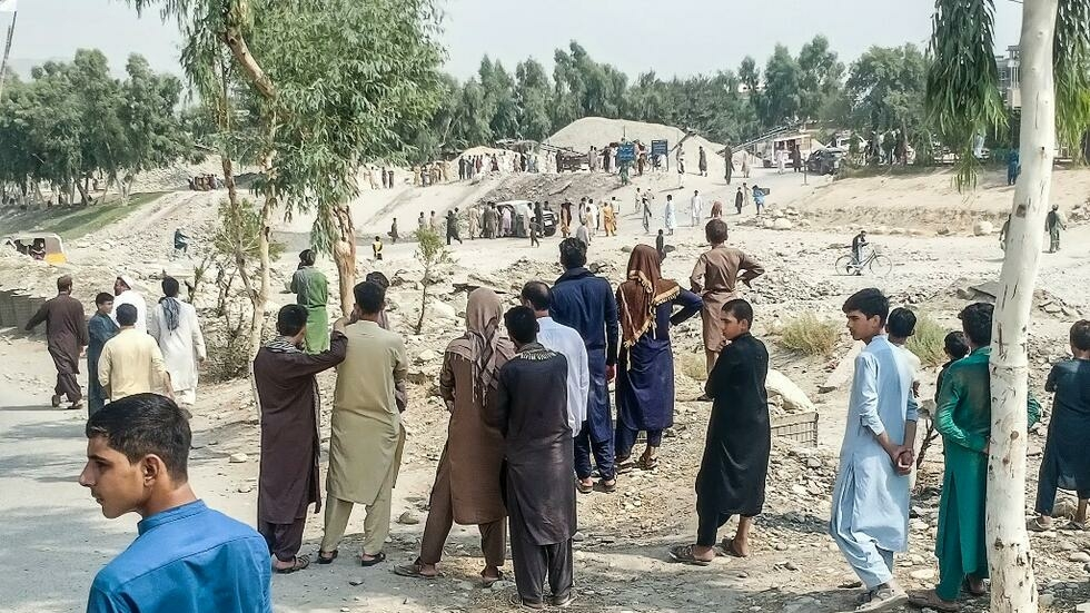 Người dân và quân Taliban đứng quanh nơi vừa xảy ra vụ nổ bom nhắm vào một xe chở lính Taliban, Jalamabad, ngày 19/09/2021. 