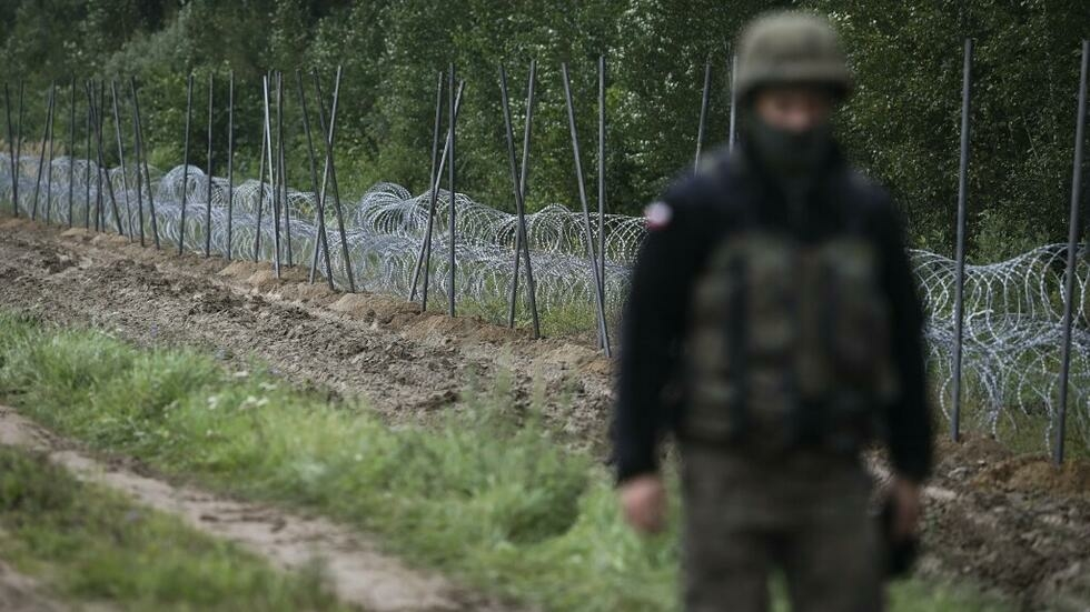 Un soldat polonais passe devant une clôture en barbelés à la frontière avec la Biélorussie (image d'illustration)