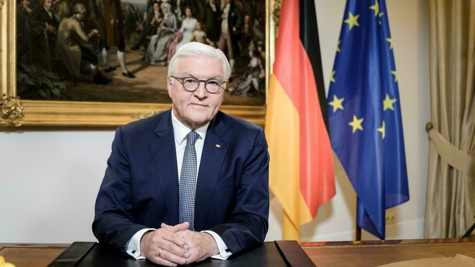 Ảnh minh họa: tổng thống Đức Frank-Walter Steinmeier phát biểu, phía sau ông là quốc kỳ Đức và cờ của Liên Âu. 