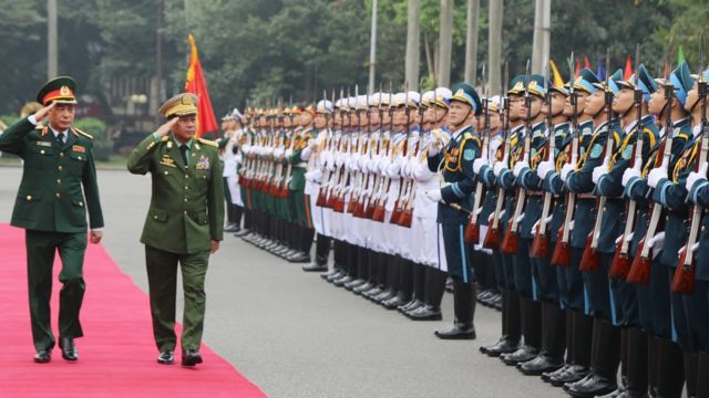 Tướng Min Aung Hlaing, Tổng tư lệnh các lực lượng vũ trang Myanmar trong chuyến thăm đến Hà Nội năm 2019. Trong hình, ông cùng duyệt đội danh dự QĐNDVN cùng Thượng tướng Phan Văn Giang