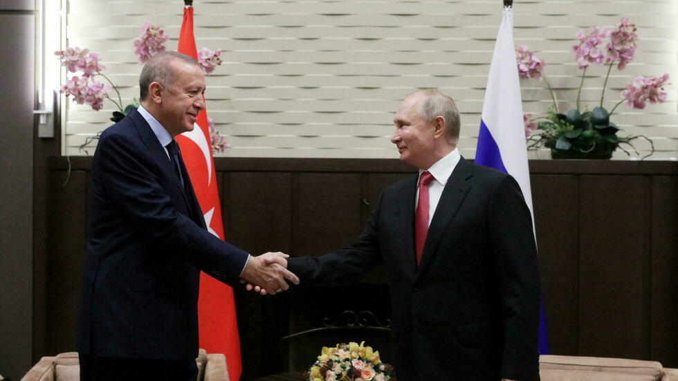 Tổng thống Nga Vladimir Putin (P) tiếp đồng nhiệm Thổ Nhĩ Kỳ Tayyip Erdogan tại Sochi, Nga, ngày 29/09/2021.