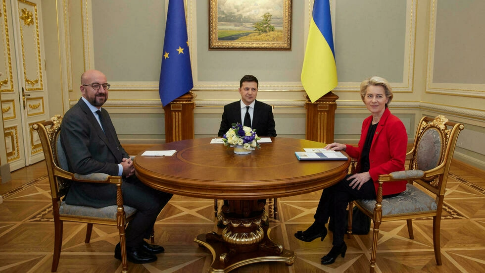 Tổng thống Ukraina Volodymyr Zelensky (G), chủ tịch Hội Đồng Châu Âu Charles Michel (T) và chủ tịch Ủy Ban Châu Âu bà Ursula von der Leyen (p) họp tại Kiev (Ukraina) ngày 12/10/2021.