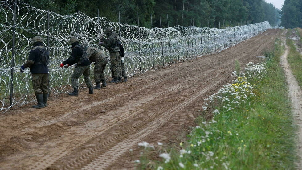 Binh sĩ Ba Lan dựng rào chắn ở biên giới giữa Ba Lan và Belarus, gần làng Nomiki, Ba Lan, ngày 26/08/2021.