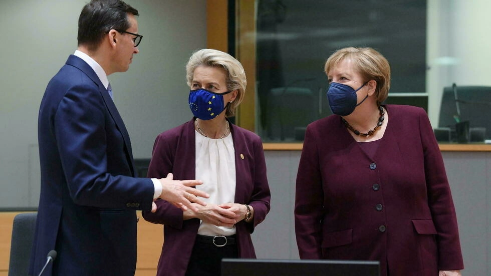 Thủ tướng Ba Lan Mateusz Morawiecki (T), Chủ tịch Ủy Ban Châu Âu Ursula von der Leyen (G) và thủ tướng Đức Angela Merkel tại thượng đỉnh Bruxelles ngày 22/10/2021.