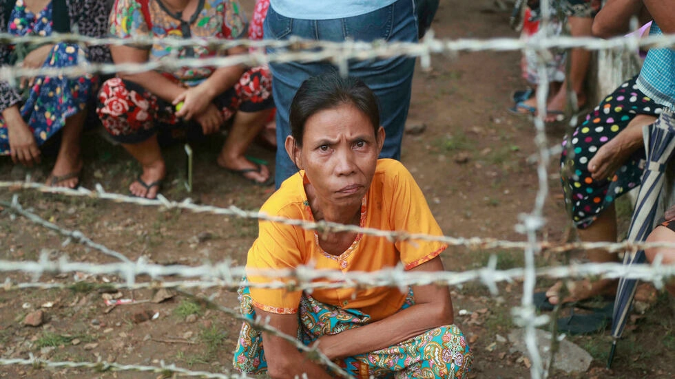 Trước nhà tù Insein, Rangun, Miến Điện. Người thân và bạn bè chờ đón các tù nhân được phóng thích hôm 19/10/2021.