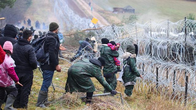 Người di dân trước hàng rào ngăn biên giới Belarus với Ba Lan