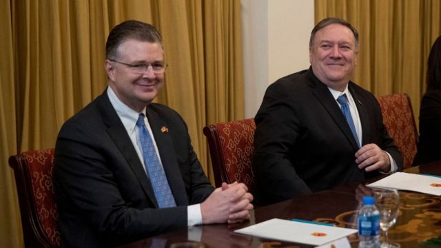 Ngoại trưởng Hoa Kỳ Mike Pompeo và Đại sứ Hoa Kỳ tại Việt Nam Daniel Kritenbrink tham dự cuộc gặp với Bộ trưởng Ngoại giao Việt Nam Phạm Bình Minh tại Bộ Ngoại giao ở Hà Nội, Việt Nam, ngày 26/2/2019.