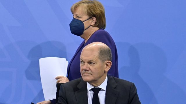 Angela Merkel cùng với người kế nhiệm Olaf Scholz