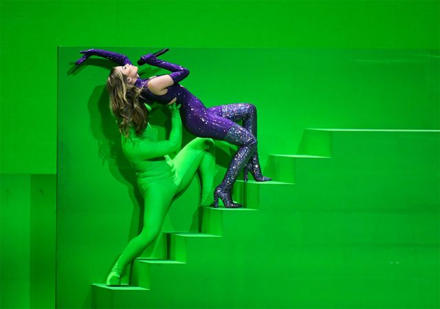 Eurovision participant Stefania of Greece is held up by someone in a green costume at the final of the 2021 Eurovision Song Contest in Rotterdam, Netherlands. Ca sĩ Stefania của Hy Lạp biểu diễn Last Dance sử dụng hiệu ứng đặc biệt của màn hình xanh tại đêm chung kết cuộc thi Eurovision Song ở Rotterdam, Hà Lan, vào tháng Năm. Ý đã giành chiến thắng trong cuộc thi với ban nhạc rock Måneskin. Vương quốc Anh không ghi được điểm nào với sự gia nhập Embers của James Newman - lần thứ hai trong lịch sử điều này xảy ra.