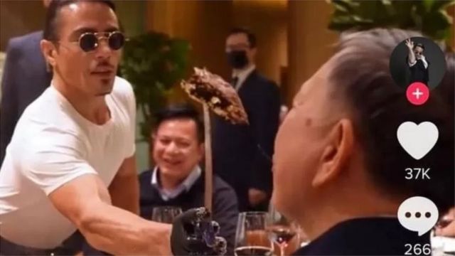 Bộ trưởng Bộ Công an Việt Nam, Đại tướng Tô Lâm, được "Thánh rắc muối" Salt Bae chế biến và đút cho ăn món bò dát vàng