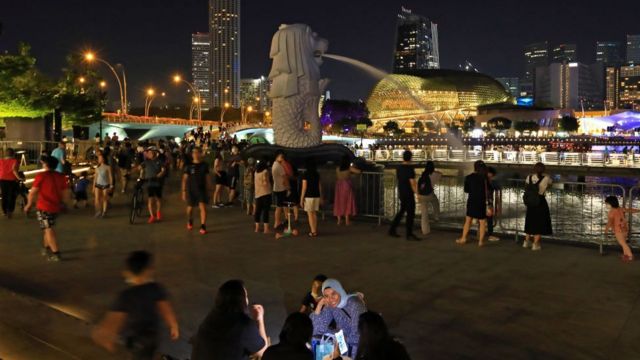 Người dân Singapore dạo chơi ở Công viên Merlion Park đêm 28/12