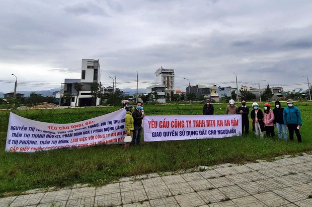 Hàng chục người dân Quảng Nam, kéo đến dự án đất, giăng băng rôn đòi sổ đỏ