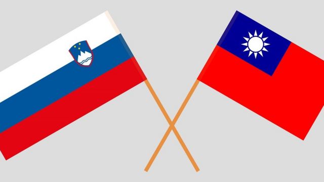 Crossed flags of Taiwan and Slovenia