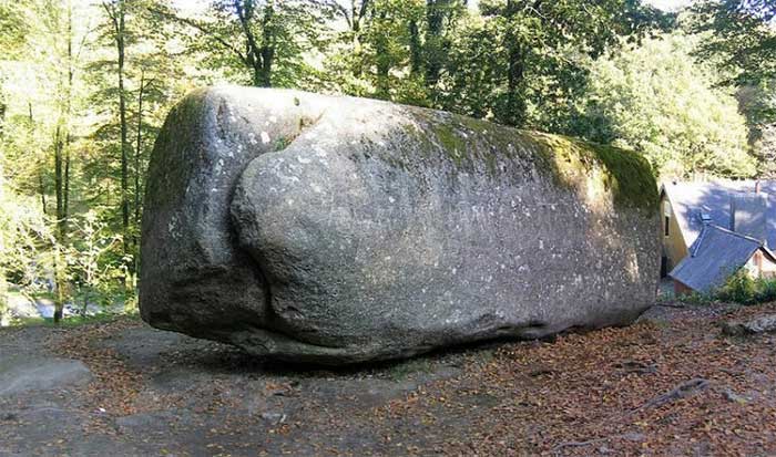 Tảng đá Trembling Rock.