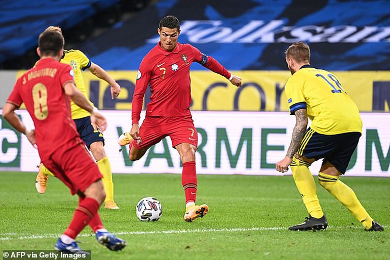 C.Ronaldo được FIFA vinh danh ở giải thưởng đặc biệt - 2