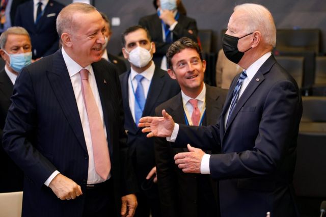 Tổng thống Joe Biden (phải) nói chuyện với Tổng thống Thổ Nhĩ Kỳ Recep Tayyip Erdogan