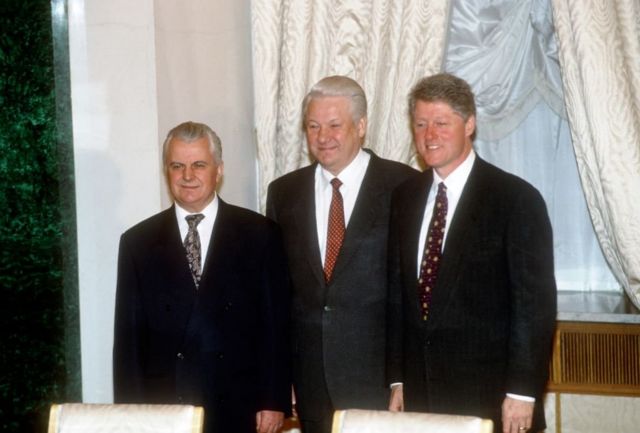 Moscow, 14/1/1994: Tổng thống Ukraine Leonid Kravchuk, tổng thống Nga Boris Yeltsin, và Tổng thống Mỹ Bill Clinton ký kết tuyên bố ba bên về giải trừ hạt nhân của Ukraine