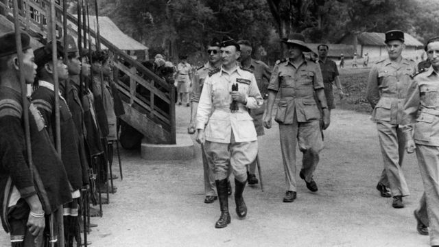 Đô đốc Georges Thierry D'Argenlieu và Cao ủy Pháp tại Đông Dương Leon Pignon duyệt binh năm 1946