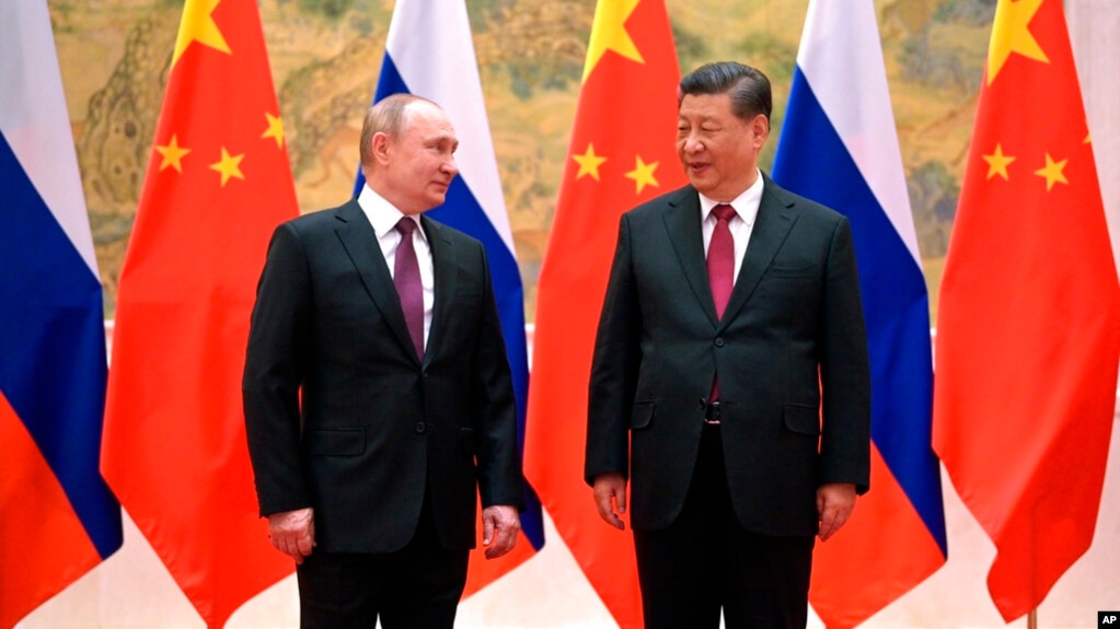 Chủ tịch Trung Quốc Tập Cận Bình (phải) và Tổng thống Nga Vladimir Putin trước cuộc hội kiến của họ ở Bắc Kinh, Trung Quốc, ngày 4 tháng 2, 2022.