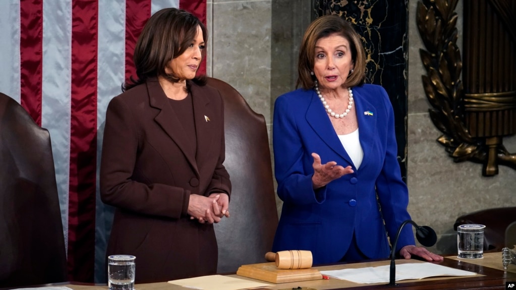 Chủ tịch Hạ viện Mỹ Nancy Pelosi (phải) và Phó Tổng thống Kamala Harris (trái) tại buổi đọc Thông điệp Liên bang của Tổng thống Joe Biden. 1/3.