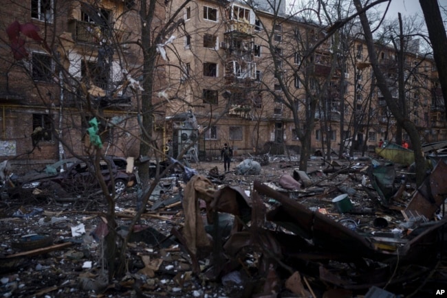 Những tòa nhà dân cư bị hư hại trong một vụ nem bom ở Kyiv, Ukraine, ngày 18 tháng 3 năm 2022. (AP Photo/ Felipe Dana)