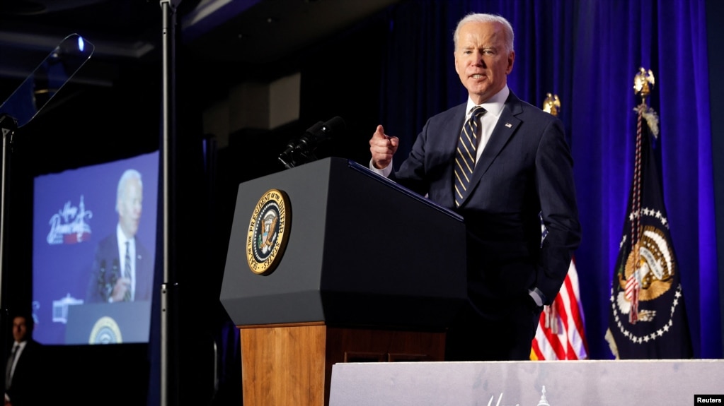 Tổng thống Joe Biden ngày thứ Bảy cho phép cấp thêm viện trợ an ninh bổ sung, mở đường cho việc vận chuyển "ngay lập tức" trang thiết bị quân sự mới tới Ukraine.