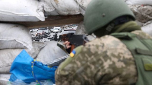 Member of Ukraine's Territorial Defence Forces guards a checkpoint in Kyiv (3 March 2022)