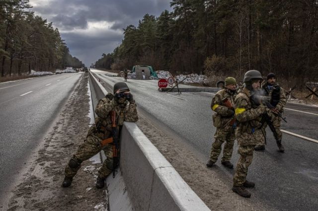 Quân đội Ukraine đứng gác tại một trạm kiểm soát gần Brovary, ở chiến tuyến phía đông của vùng Kyiv, Ukraine, ngày 08/03/2022